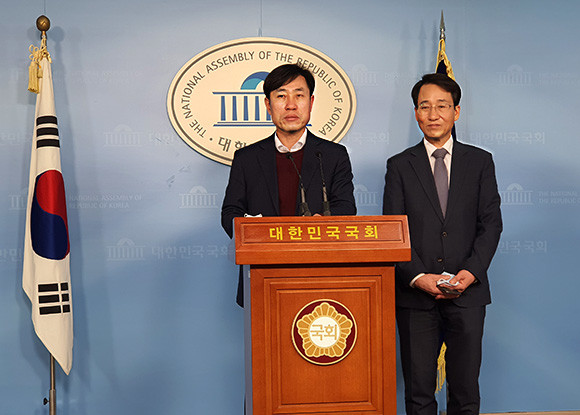 하태경 미래통합당 의원과 이원욱 더불어민주당 의원. = 박성현 기자