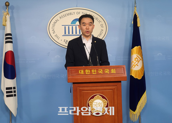 채이배 민생당 의원은 4일 기자회견장에서 인터넷전문은행법 개정안에 대해 반대한다고 밝혔다. = 박성현 기자