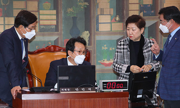 안민석 문화체육관광위원장은 4일 전체회의에서 코로나19 학산 방지를 위해 종교 집회 자제 촉구 결의안을 의결했다고 밝혔다. ⓒ 연합뉴스