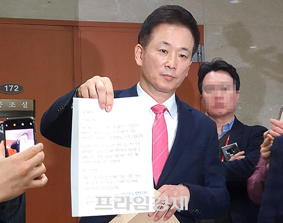 유영하 변호사는 4일 기자회견장이 끝난 후 기자들 앞에서 박근혜 전 대통령의 편지를 공개했다. = 박성현 기자