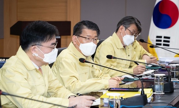 은성수 금융위원장이 4일 정부서울청사 금융위원회에서 코로나19 비상대응체계 관련 현안점검회의를 진행하고 있다. ⓒ 금융위원회