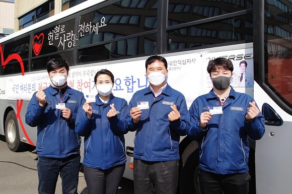 현대중공업 임직원들이 코로나19로 인해 헌혈이 크게 줄어 혈액이 부족하자 2차 단체헌혈에 나섰다. ⓒ 현대중공업