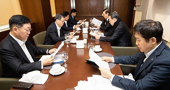 은성수 금융위원장이 6일 서울 중구 은행연합회 뱅커스클럽에서 금융권 협회장들과 코로나19 관련 회의를 하고 있다. (왼쪽부터 시계 방향으로) 나재철 금융투자협회장, 은성수 금융위원장, 신용길 생명보험협회장, 박재식 저축은행중앙회장, 김용덕 손해보험협회장, 김태영 은행연합회장, 김주현 여신금융협회장. ⓒ 금융위원회