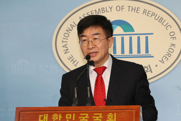 지난달 27일 국회 정론관에서 공천관리위원회 구성에 대해 브리핑하는 공병호 미래한국당 공천관리위원장. ⓒ 연합뉴스