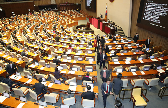 국회는 지난 5일에 열린 본회의에서 처리하지 못한 법안들을 6일 오후 9시에 처리할 예정이라고 밝혔다. ⓒ 연합뉴스