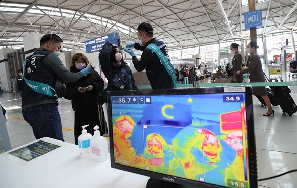 10년 전에 비해 2020년 국내 항공사들은 지난해 일본과 무역 마찰 및 코로나19 여파 등 연이는 악재로 인해 침체기를 맞고 있습니다. 사진은 6일 오후 인천국제공항 1터미널 출국장에서 육군 현장지원팀이 출국자들 체온을 측정하고 있는 모습. ⓒ 연합뉴스