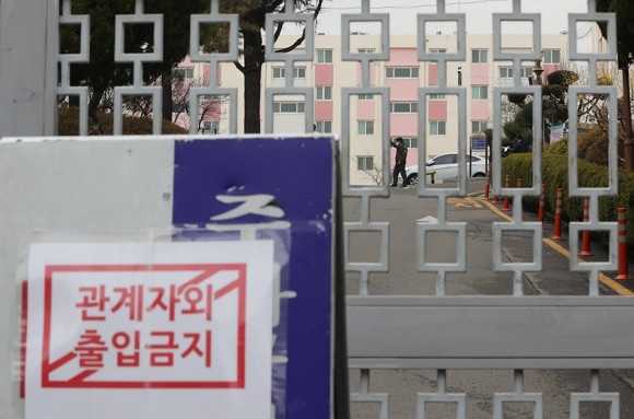 대구 달서구 소재 한마음 아파트에서 코로나19 확진자 46명이 발생, 국내 첫 아파트 코호트 격리 조치됐다. 해당 아파트 거주민 142명 중 94명이 신천지 교인으로 밝혀졌다. ⓒ 연합뉴스