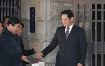 이재용 삼성전자 부회장과 그룹 임원들이 대화 중인 모습. ⓒ 연합뉴스