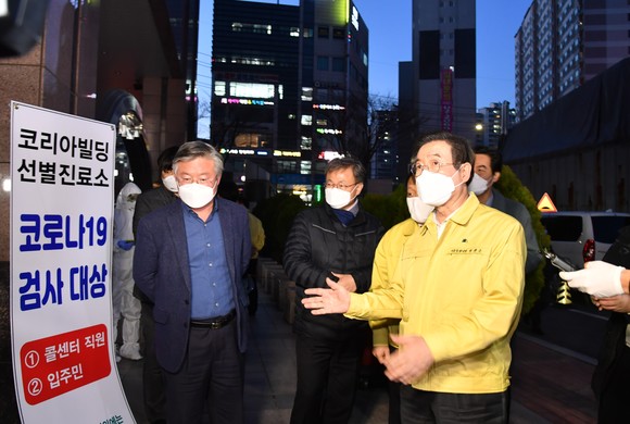 지난 11일, 박원순 서울시장이 코로나19 집단 감염이 발생한 구로구 코리아빌딩을 찾아 현장 대응상황을 점검하고 있다. ⓒ 연합뉴스