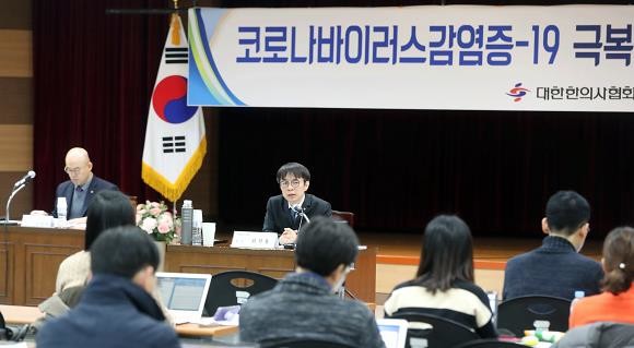 대한한의사협회는 코로나19 극복을 위해 한의사를 검채채취와 역학조사 업무에 적극적으로 활용해야 한다고 주장했다. 사진은 협회가 지난달 25일 서울 강서구 대한한의사협회에서 개최한 코로나19 극복을 위한 긴급기자회견 모습. ⓒ 연합뉴스