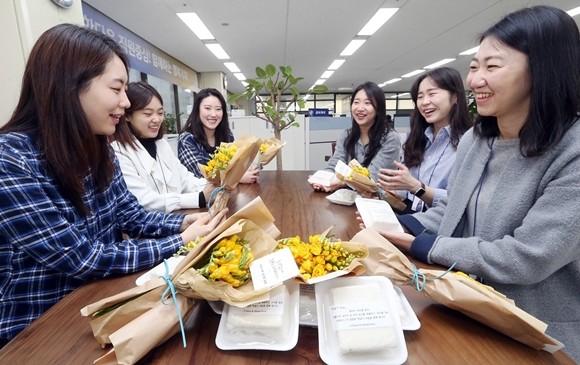 신한은행이 화이트 데이를 맞아 코로나19 어려움을 공감하고, 함께 극복하고자 '꽃 나눔 떡 나눔 캠페인'을 진행한다. ⓒ 신한은행