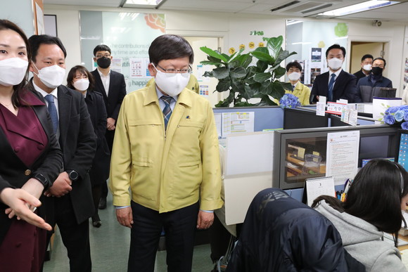 임서정 고용노동부 차관이 12일 충남 천안시 고용부 콜센터에서 코로나19 관련 방역 및 근무상황을 점검하고 있다. ⓒ 고용노동부