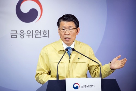 금융당국은 국내 증시가 이틀에 걸쳐 폭란장을 연출함에 따라 전체 상장종목에 대해 공매도를 6개월간 금지하고, 상장기업의 1일 자기주식 매수주문 수량 한도를 완화하는 등 시장안정 조치를 취하기로 결정했다. 사진은 은성수 금융위원장이 13일 정부서울청사 합동브리핑실에서 시장 안정조치를 발표하고 있는 모습. ⓒ 금융위원회