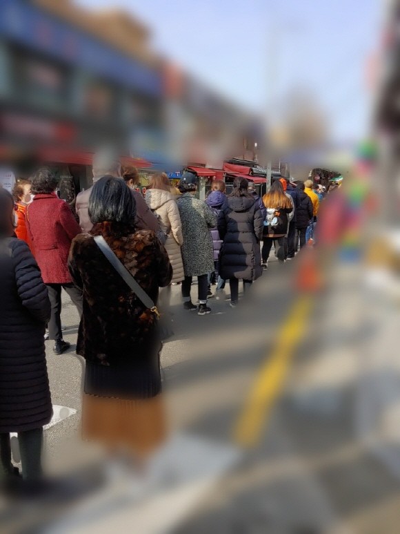 사람들이 마스크를 사기 위해 마트 앞에서 줄을 서서 기다리고 있다. = 조윤찬 청년기자