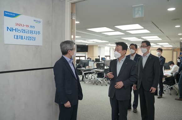 김광수 NH농협금융지주 회장이 코로나19 관련 대체사업장을 방문해 임직원들을 격려했다. ⓒ NH농협금융