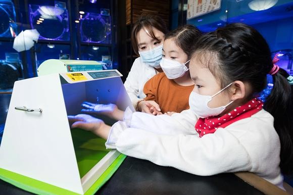 롯데월드 아쿠아리움이 관람객을 대상으로 위생교육 프로그램 '바.바.바'를 4월 말까지 진행한다. ⓒ 롯데월드