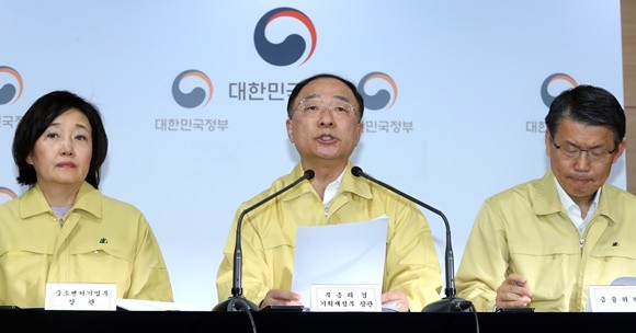 홍남기 부총리가 최근 국내 주식시장 폭락에 따라 증시안정기금을 조성한다고 전했다. 이후 증시 상황에 따라 기금 규모는 추가 확대할 예정이다. 홍남기 경제부총리 겸 기획재정부 장관이 19일 오후 정부서울청사에서 비상경제회의 개최 결과를 브리핑하고 있다.ⓒ 연합뉴스