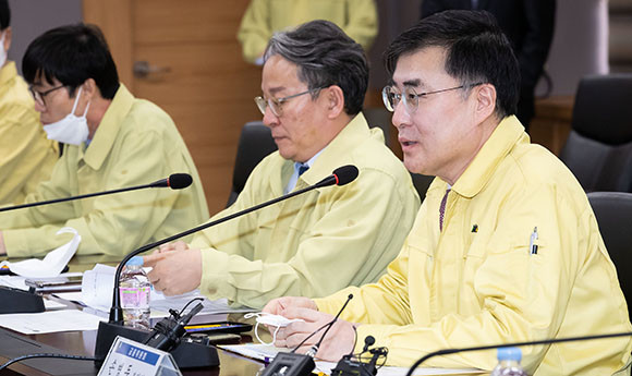 금융위원회와 국토교통부가 보험금 누수와 제도 개선을 골자로 하는 '자동차보험 제도 개선 간담회'를 19일 진행했다. ⓒ 금융위원회