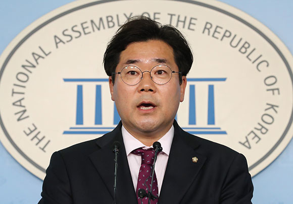 박찬대 더불어민주당 원내대변인은 19일 기자회견장에서 현 상황에 대해 후속대책 마련에 힘써야 한다고 주장했다. ⓒ 연합뉴스