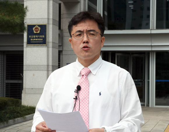 김원성 예비후보는 19일 부산시의회에서 공천 취소에 대해 반발하는 기자회견을 열었다. ⓒ 연합뉴스