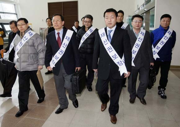 북한의 금강산지구 내 재산권 몰수 통보 이후 2010년 3월 북한에서 실시한 부동산조사를 위해 금강산 관광 투자업체 관계자들이 강원 고성군 동해선 남측출입사무소에서 도착해 출경수속을 밟으러 가는 모습. ⓒ 연합뉴스