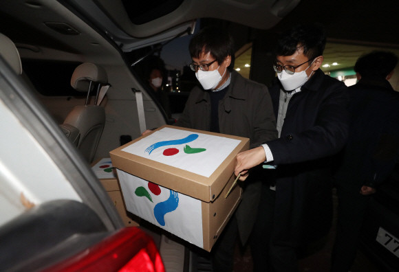 지난 17일 오후 서울 강서구 신천지예수교증거장막성전 바돌로메 지파 본부에서 종합행정조사를 마친 서울시 관계자들이 확보한 자료를 차량에 싣고 있다. ⓒ 연합뉴스