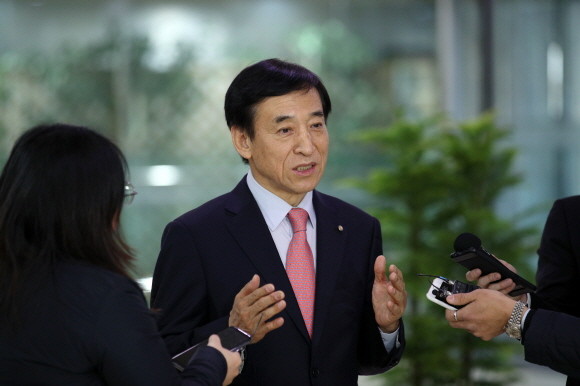 이주열 한국은행 총재가 20일 출근길에 기자들의 질문에 답변하고 있다. Ⓒ 한국은행