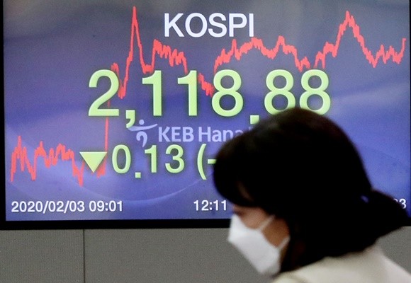 코로나19 사태가 장기화되며 주가가 크게 떨어지는 가운데 개미들의 주식 매수 행렬이 꾸준히 이어지며 주식 거래규모가 급증, 주식 거래대금이 크게 늘어남에 따라 증권사들의 중개수수료 수익이 증가할 것으로 예상된다. ⓒ 연합뉴스