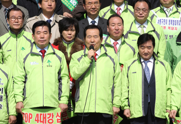2010년 3월21일 국회 본청 앞에서 열린 '4대강 사업 저지 공약 선포식'에서 정세균 민주당 대표는 "국민과 야당의 반대를 무릅쓰고 한나라당 정권이 일방적으로 밀어붙이는 4대강 사업을 지방선거에서 심판하자"고 호소했다. ⓒ 연합뉴스