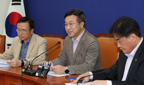 윤호중 더불어민주당 사무총장은 지난 22일 서울 여의도 국회에서 기자간담회를 하고 있다. ⓒ 연합뉴스