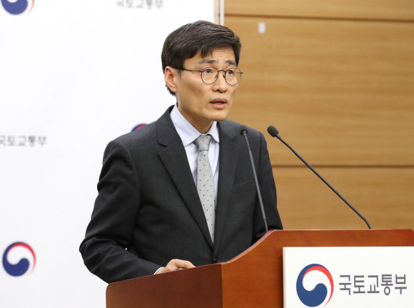 지난해 12월17일 정부세종청사에서 국토부 주택토지실장으로서 2020년 부동산 공시가격 신뢰성 제고방안에 대해 설명중인 이문기 신임 행복청장. ⓒ 연합뉴스
