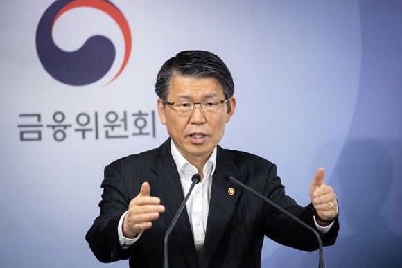 은성수 금융위원장이 24일 정부서울청사 합동브리핑실에서 '코로나19 관련 금융시장 안정화 방안'을 설명하고 있다. ⓒ 금융위원회