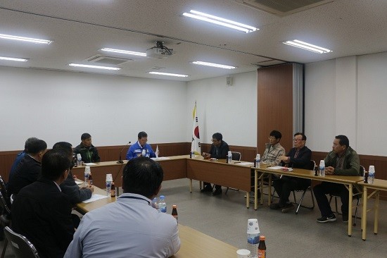 신정훈 더불어민주당 나주화순 국회의원 후보는 26일, 학교급식 친환경농산물 생산농가들과 간담회를 갖고 대책 마련을 논의했다. ⓒ 신정훈 후보 선거사무소