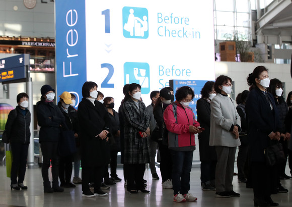 지난 23일 인천국제공항에서 전국공공운수노동조합이 '인천공항-영종도 지역을 고용위기지역으로 지정하고, 한시적 해고금지 선포에 나설것'을 요구하고 있다. ⓒ 연합뉴스