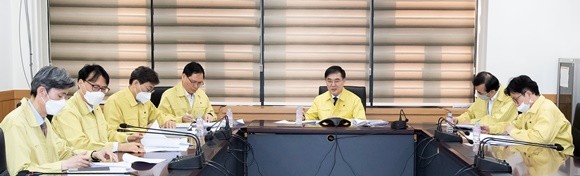 손병두 금융위 부위원장이 27일 정부서울청사 금융위원회에서 컨퍼런스콜로 금융상황 점검회의를 진행하고 있다. ⓒ 금융위원회