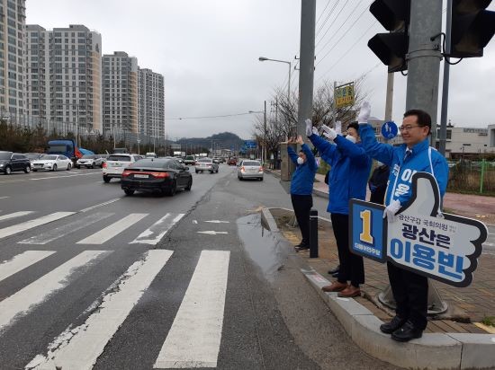 27일 이용빈 광산갑 후보가 선운지구에서 출근길 시민들에게 손을 흔들어 인사를 건네고 있다. ⓒ 이용빈 후보 선거사무소