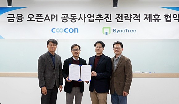 김종현 쿠콘 대표(왼쪽에서 두 번째)와 박현민 엔터플 대표(오른쪽에서 두 번째)가 협약 체결 후 기념사진을 촬영하고 있다. ⓒ 쿠콘