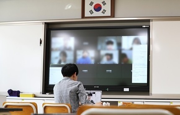 정부가 전국 유치원과 초중고교 개학을 예정대로 4월6일 할지를 조만간 결정해 발표할 것으로 알려진 30일 오후 세종시의 한 초등학교에서 교사와 학생들이 온라인 영상 원격수업 테스트를 하고 있다. ⓒ 연합뉴스