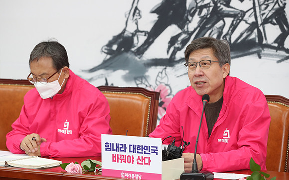 박형준 미래통합당 공동선대위원장은 31일 선거전략대책회의에서 긴급재난지원금에 대한 비판의 목소리를 냈다. ⓒ 연합뉴스