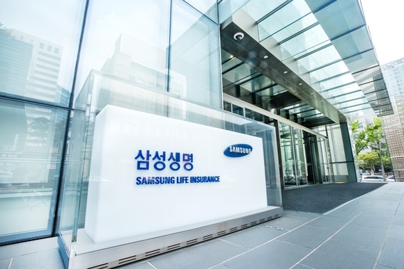 31일 삼성생명 사업보고서에 따르면 현 전 삼성생명 사장은 지난해 총 13억8000만원의 보수를 수령했다. 이중 급여는 7억6200만원, 상여는 5억2100만원에 달했다. 기타 근로소독은 9700만원으로 집계됐다. 이 외에도 심종극·김대환 이사가 각각 11억8600만원, 10억600만원 연봉을 받으면서 사실상 임원 연봉에서 삼성생명이 생명보험 업계 1, 2, 3위를 차지했다. ⓒ 삼성생명