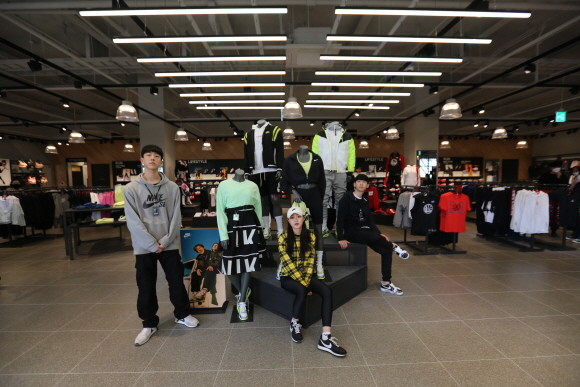 롯데아울렛 광교점 아울렛 2층에 위치했던 나이키 매장이 1층으로 이동, 면적을 50% 확대해 '나이키 메가샵'으로 새롭게 문을 연다. ⓒ 롯데쇼핑