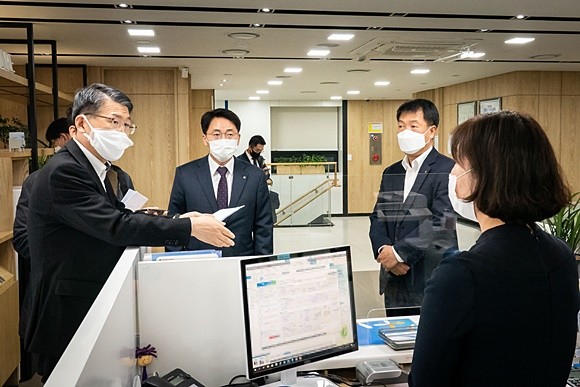 은성수 금융위원장이 서울 종로구 농협은행 동대문지점에서 은행 관계자와 대화를 하고 있다. ⓒ 금융위원회