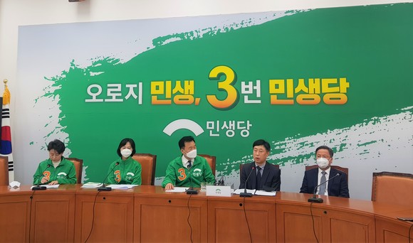 민생당은 3일 국회에서 한국컨택센터산업협회로부터 콜센터 상담사 처우 개선을 위한 정책 의견서를 전달받았다. = 김이래 기자