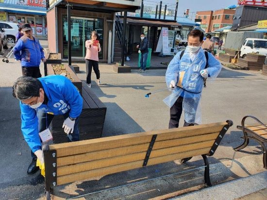 이용빈 더불어민주당 광산갑 국회의원 후보가 코로나19 방역활동을 하고 있다. ⓒ 이용빈 후보 선거사무소