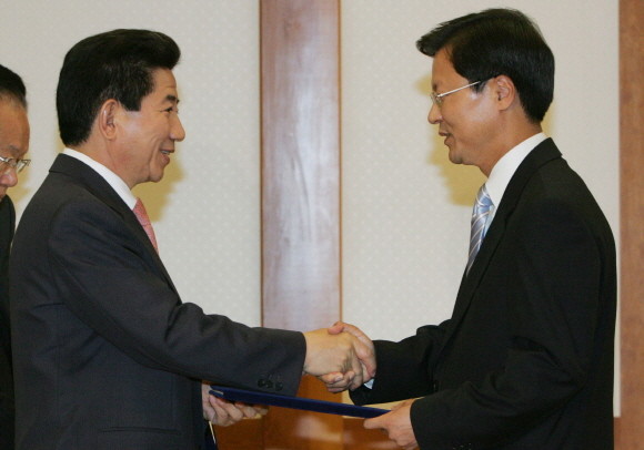 고 노무현 전 대통령이 법무부장관 임명장을 주는 모습. 천정배 민생당 의원의 지금보다 한결 젊었던 모습을 볼 수 있다. ⓒ 연합뉴스