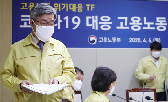 이재갑 고용노동부 장관이 6일 코로나19 위기 대응 태스크포스 회의에서 "코로나19 사태에 기업들은 고용을 유지해 달라"고 당부했다. ⓒ 연합뉴스