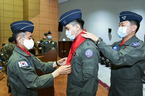 공군제1전투비행단 권오석 준장이 신임 전투조종사에게 조종사의 상징인 빨간 마후라를 수여하고 있다. ⓒ 공군제1전투비행단 상사 서진철