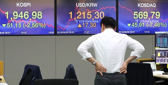 최근 개인투자자들이 주식시장에 대거 뛰어든 가운데 초반 삼성전자를 사들이던 개인투자자들이 점차 변동성이 높은 급등주 매수 패턴을 보이면서 자칫 손해를 볼 수도 있다는 우려의 목소리가 나오고 있다. ⓒ 연합뉴스