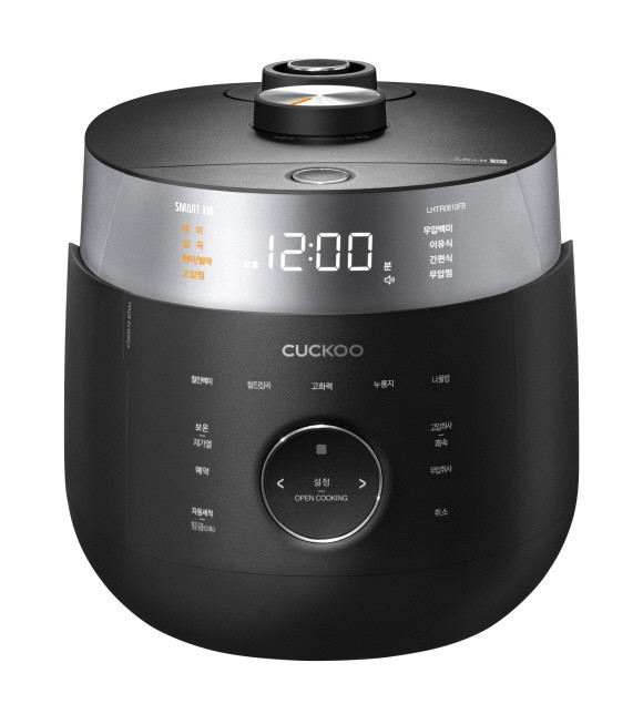 코로나19 장기화에 집밥 수요가 늘어나면서 롯데백화점에 입점한 김치냉장고 브랜드 '위니아 딤채'의 3월 매출은 전년 동기간보다 63% 신장했으며, 전기밥솥 브랜드 쿠쿠전자의 매출은 전월 대비 13.9% 증가했다. ⓒ 롯데백화점