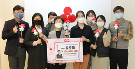 가수 김호중 공식 팬카페 회원들이 코로나19 성금 전달 후 기념촬영을 하고 있다. ⓒ 대구시